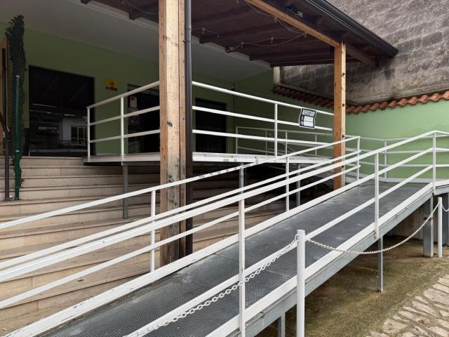 Locale Commerciale in affitto a Cancello Ed Arnone, Campania