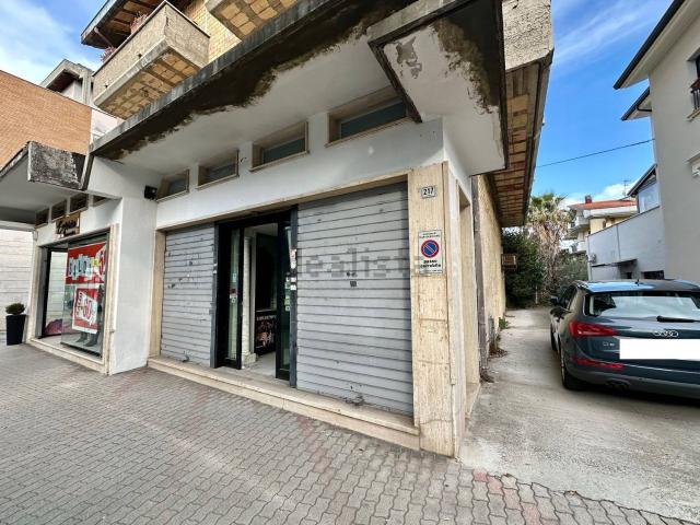 Locale Commerciale in affitto a Unione dei Comuni della Val Vibrata, Martinsicuro
