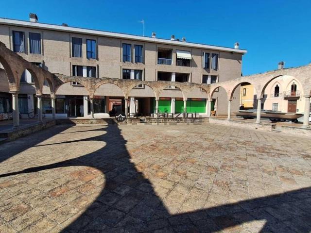 Locale Commerciale in affitto a Centro storico, Marche