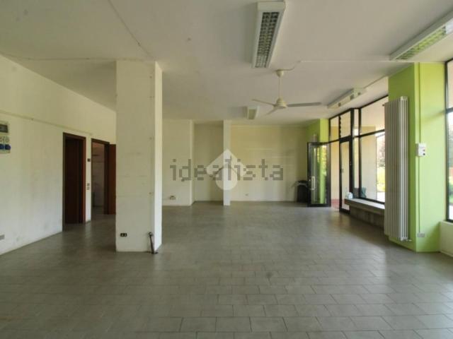 Locale Commerciale in affitto a Dalmine, Lombardia