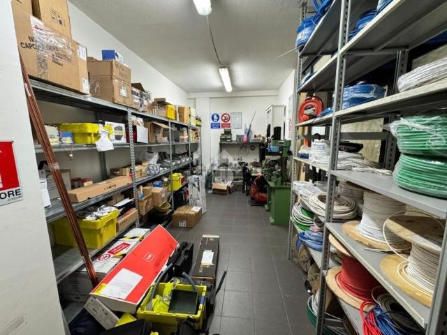 Locale Commerciale in affitto a Mantignano, Firenze