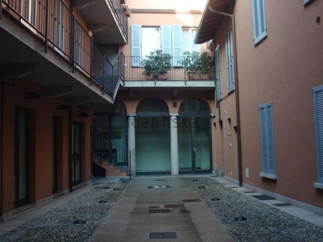 Locale Commerciale in affitto a Centro, Monza
