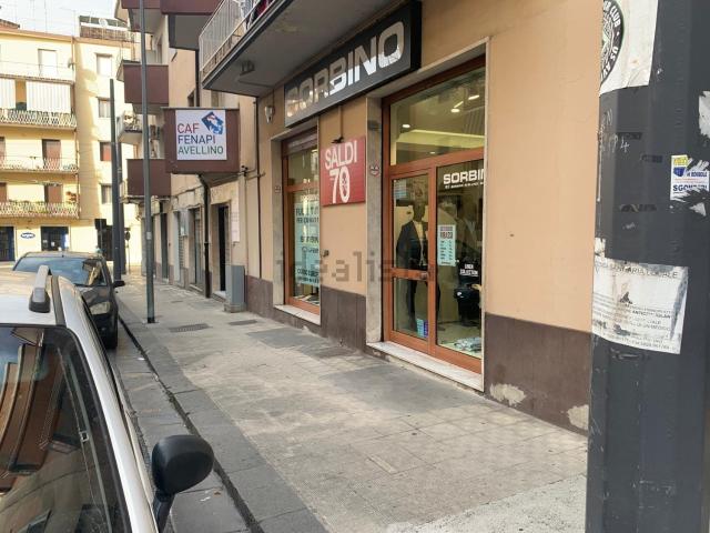 Locale Commerciale in affitto a Avellino, Campania