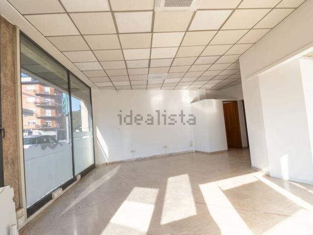 Locale Commerciale in affitto a Alte Ceccato, Montecchio Maggiore