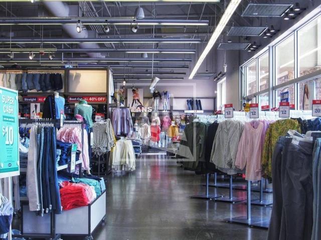 Locale Commerciale in affitto a Cavazzoli, Re