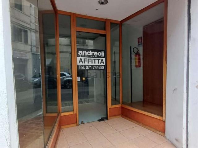 Locale Commerciale in affitto a Marche, Ancona