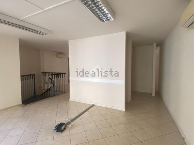 Locale Commerciale in affitto a Bussolengo, Veneto