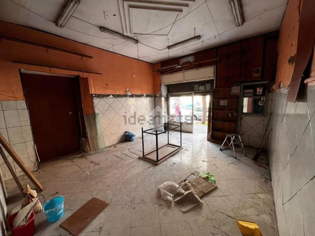 Locale Commerciale in affitto a Municipalità 7, Miano