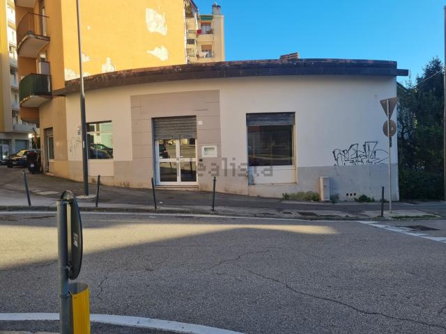 Locale Commerciale in affitto a Barriera Vecchia-San Giacomo, Villa Opicina