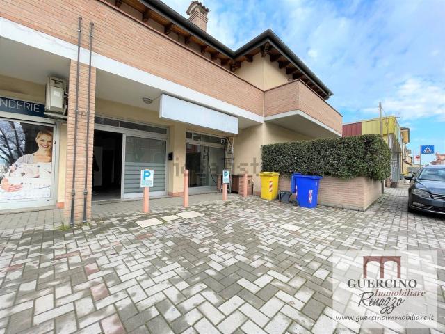 Locale Commerciale in affitto a Unione Alto Ferrarese, Cento