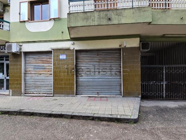 Locale Commerciale in affitto a Mellusi-Atlantici, Benevento