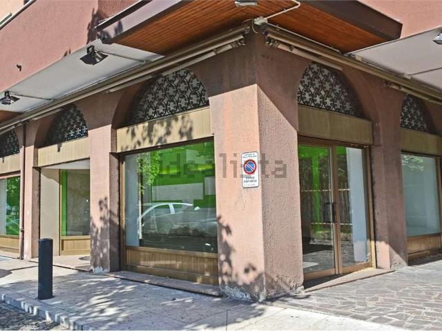 Locale Commerciale in affitto a Nova Milanese, Lombardia