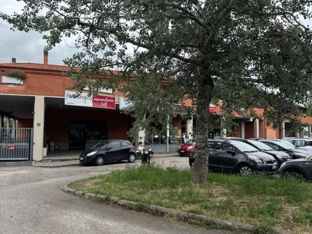 Locale Commerciale in affitto a Ellera, Viterbo