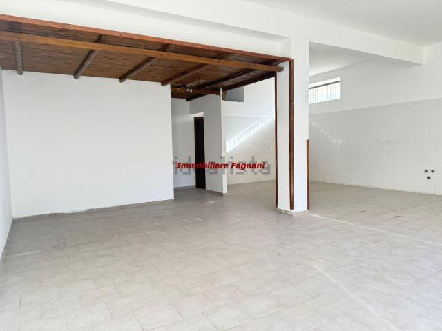 Locale Commerciale in affitto a Valle Mazzone, Roma Capitale