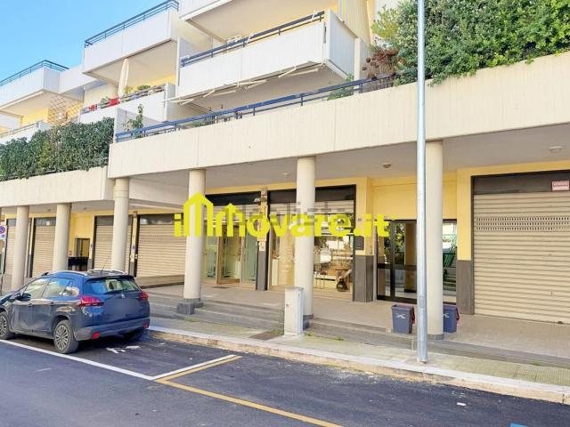 Locale Commerciale in affitto a Puglia, Bari