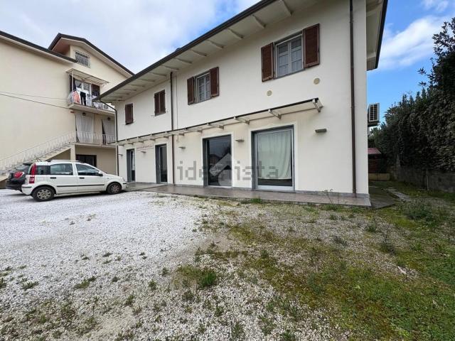 Locale Commerciale in affitto a Cinque Vie, Marina Di Massa