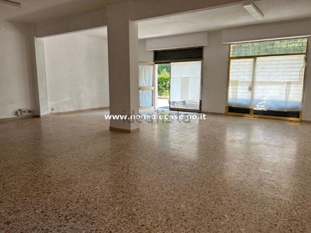 Locale Commerciale in affitto a I lecci, Prato