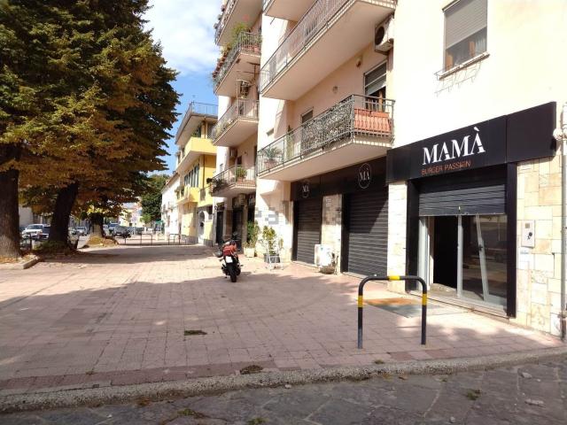 Locale Commerciale in affitto a Santa Maria Capua, Campania