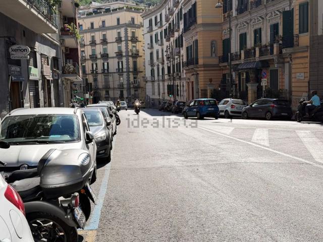 Locale Commerciale in affitto a Municipalità 1, Campania