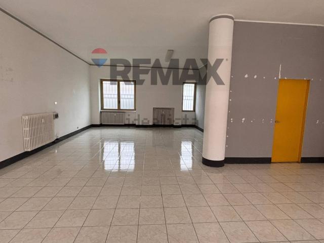 Locale Commerciale in affitto a Magnago, Lombardia