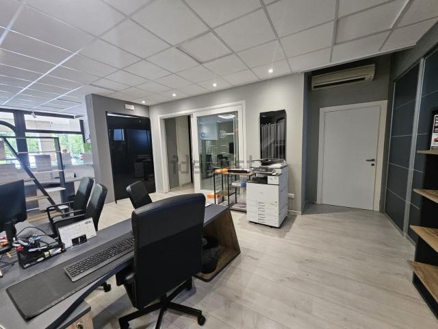 Locale Commerciale in affitto a Ravenna, Reggio Emilia