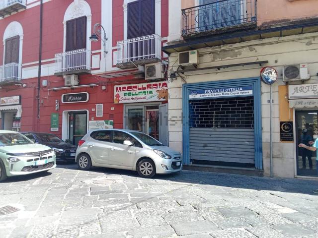 Locale Commerciale in affitto a Sant'Andrea dei Lagni, Santa Maria Capua