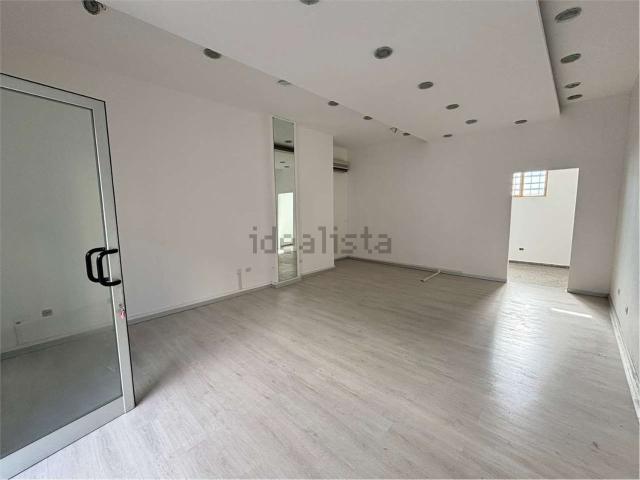 Locale Commerciale in affitto a Puglia, Lecce