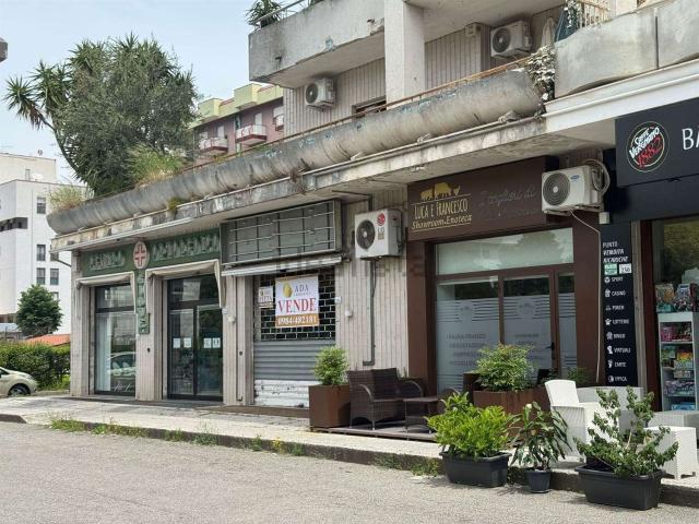 Locale Commerciale in affitto a Calabria, Cosenza