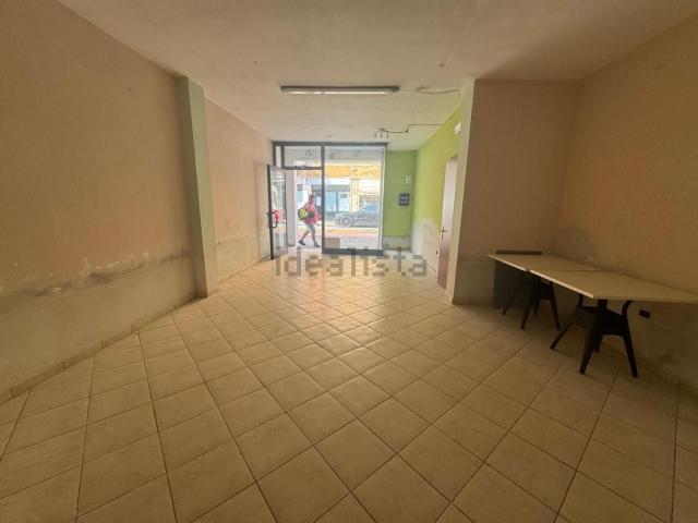 Locale Commerciale in affitto a Pontedera, Toscana