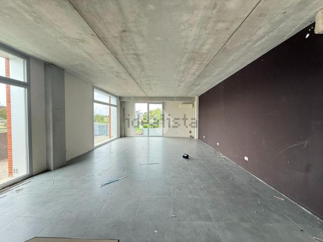 Locale Commerciale in affitto a Baragalla, Re