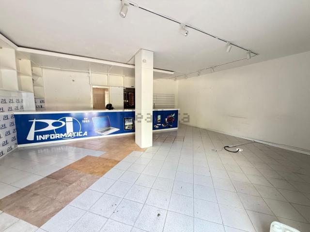Locale Commerciale in affitto a Acquaviva, Caserta