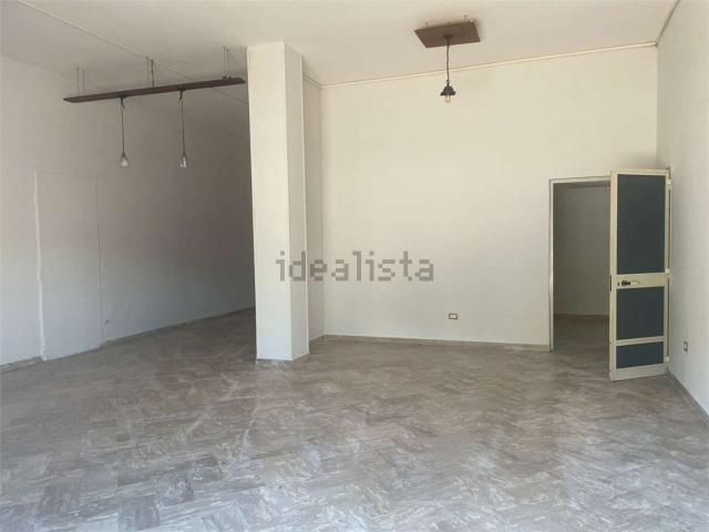 Locale Commerciale in affitto a Mondragone, Campania