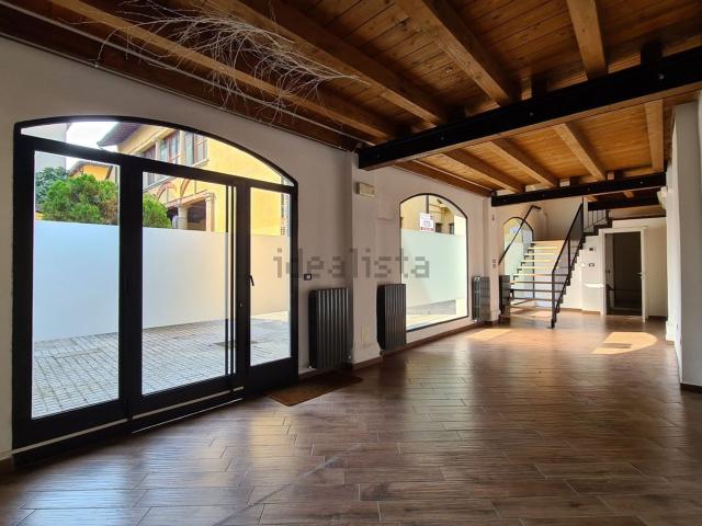 Locale Commerciale in affitto a Treviglio, Lombardia