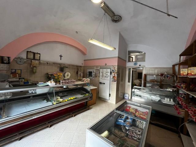 Locale Commerciale in affitto a Montoro, Campania