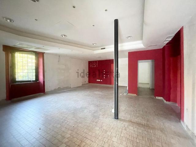 Locale Commerciale in affitto a Terni, Umbria