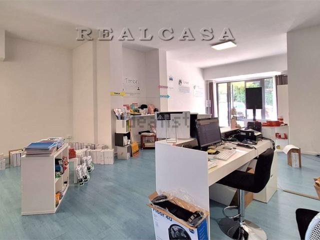 Locale Commerciale in affitto a Marche, Ancona