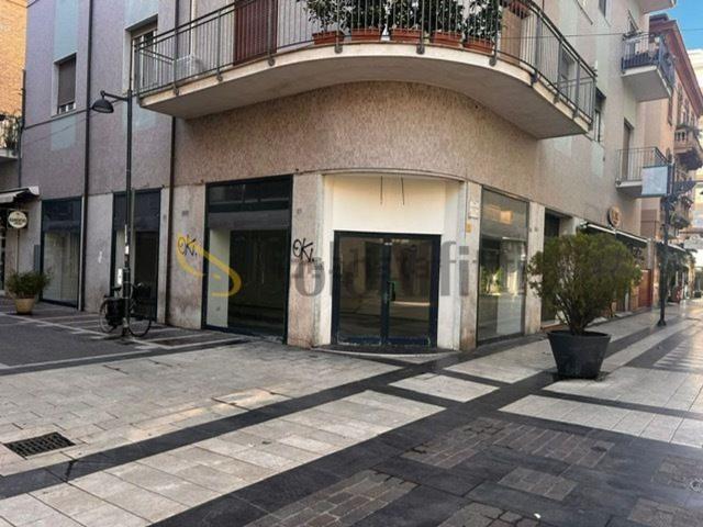 Locale Commerciale in affitto a Pescara, Abruzzo