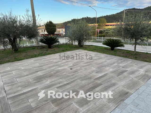 Locale Commerciale in affitto a Alanno, Abruzzo