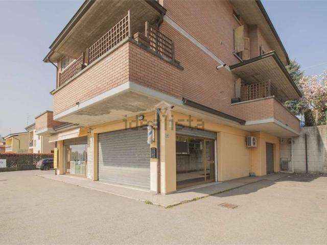 Locale Commerciale in affitto a Colline Matildiche, Re