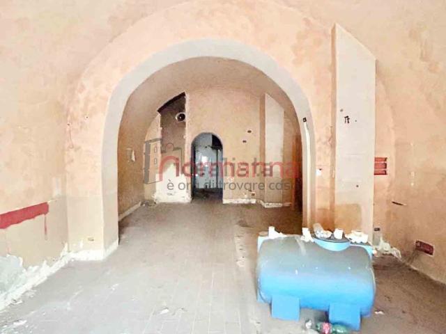 Locale Commerciale in affitto a Borgo San Lorenzo, Aversa