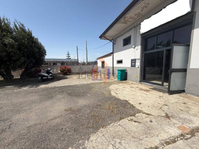 Locale Commerciale in affitto a Calabria, Catanzaro