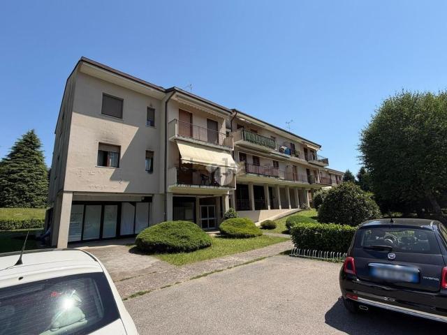 Locale Commerciale in affitto a Alzate Brianza, Lombardia