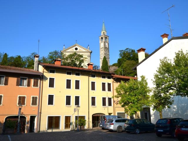 Locale Commerciale in affitto a Artegna, Friuli-Venezia Giulia