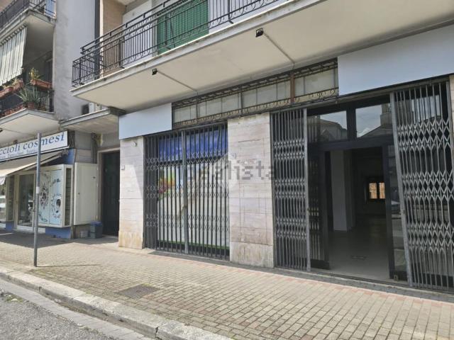 Locale Commerciale in affitto a San Silvestro, Cassino