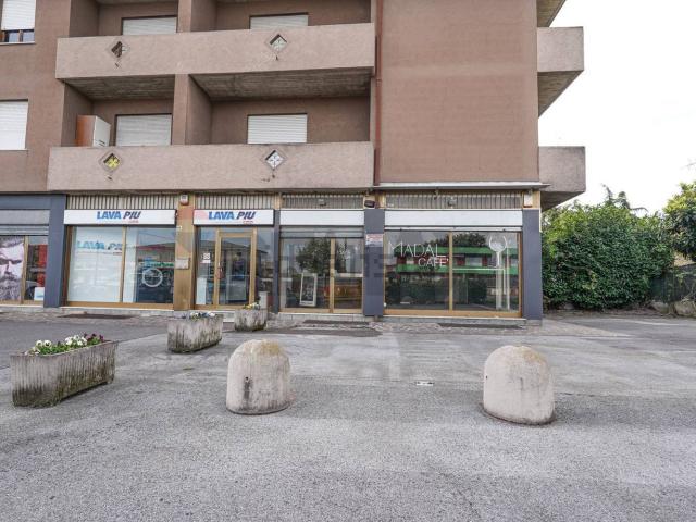Locale Commerciale in affitto a Medolago, Lombardia
