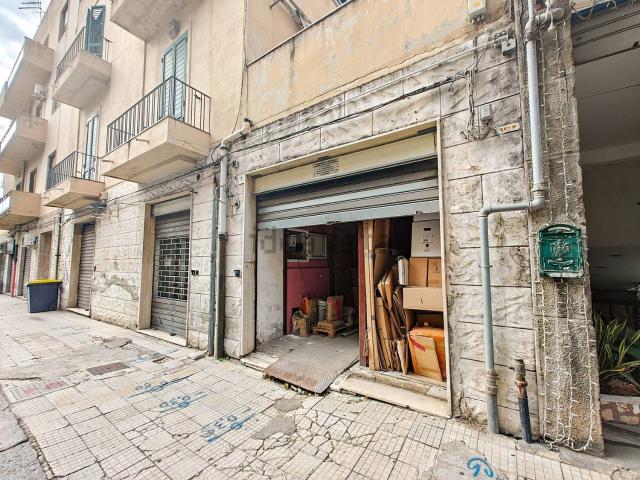 Locale Commerciale in affitto a IV Circoscrizione, Messina