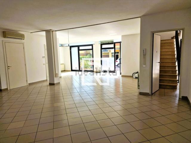 Locale Commerciale in affitto a Corso Nord, Ravenna