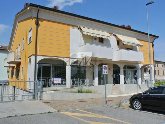 Locale Commerciale in affitto a Nogarole Rocca, Veneto