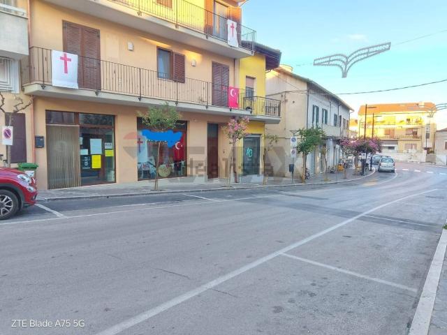 Locale Commerciale in affitto a Tollo, Abruzzo