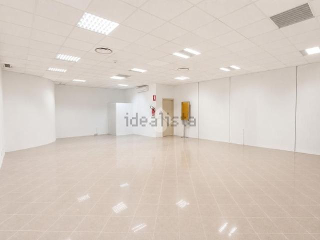 Locale Commerciale in affitto a Unione dei Comuni della Val Vibrata, Alba Adriatica